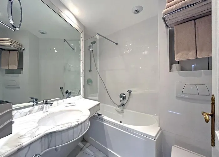 Eiffel Trocadéro Hotel 4*